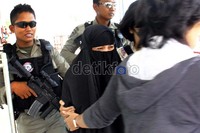 Istri Umar Patek Rukayah alias Fatimah Zahra tiba di Pengadilan Negeri Jakarta Timur dengan pengawalan ketat. Hasan Alhabshy/detikcom.