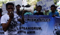 Seorang pengunjuk rasa berorasi mendesak KPK menangkap orang-orang yang telah disebut Nazar. Ramses/detikcom.