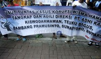Dalam aksinya mereka membentangkan spanduk dan poster. Ramses/detikcom.