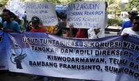 Mereka mendesak KPK segera mengadili para aktor yang telah disebutkan namanya oleh Nazaruddin dalam kasus pembangunan wisma atlet atau Hambalang. Ramses/detikcom.