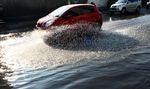 Genangan Air Ganggu Separuh Badan Jalan