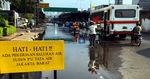 Genangan Air Ganggu Separuh Badan Jalan