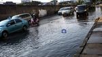 Genangan Air Ganggu Separuh Badan Jalan