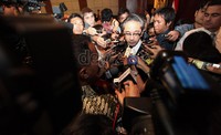 Marty diserbu wartawan seusai menyampaikan  pidato awal tahun.