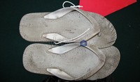 Sandal jepit yang menyeret AAL ke meja hijau. Mahfudz Jufri/detikcom.