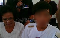 AAL menghadiri sidang dengan didampingi ibudanya. Mahfudz Jufri/detikcom.