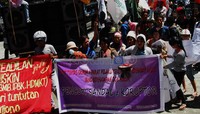 Di luar gedung ratusan pendemo dari berbagai elemen masyarakat beraksi meminta AAL dibebaskan. Mahfudz Jufri/detikcom.
