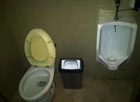 Toilet laki-laki di lantai 9 Gedung Nusantara I DPR. Toilet single set berukuran besar Merek Toto tampak masih sangat bagus, warnanya masih putih bersih. Demikian juga dengan urinoir yang berukuran cukup besar.