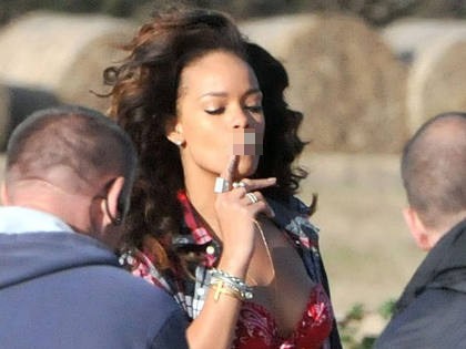 Cari Pacar & Berhenti Merokok, Resolusi Rihanna di 2012