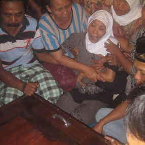 Hamil 9 Bulan, Istri Korban Penembakan di Aceh Ratapi Jasad Suami