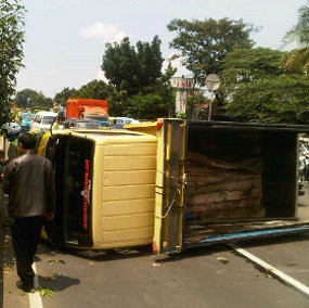 Truk Terguling di Jalan Soekarno Hatta