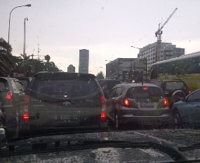 Hujan Deras, Jl Sudirman-Jl Gatot Subroto Macet Total