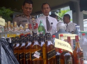 Pabrik Pengoplos Miras di Cakung Digerebek, Ratusan Botol Disita
