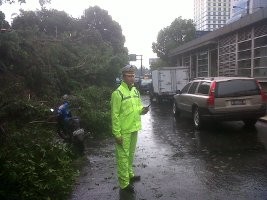 Dampak Papan Reklame Ambruk, Exit Tol Slipi Ditutup