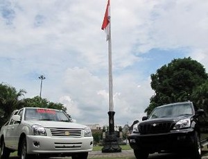 Mereka yang Angkat Jempol dan yang Mencibir Mobil Esemka 
