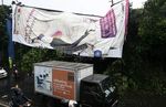 Hujan Angin Robohkan Papan Reklame