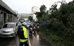 Hujan Angin Robohkan Papan Reklame