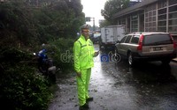 Polisi datang ke lokasi untuk mengurai kemacetan.