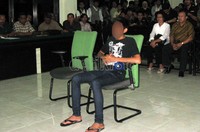 AAL mendengarkan vonis yang dibacakan majelis hakim. Mahfudz Jufri/detikNews.