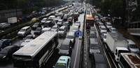 Kendaraan mengular panjang di Jalan S Suparman, Slipi. Ramses/detikcom.