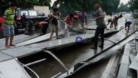 Warga membantu mengangkut kanopi JPO yang jatuh ke badan jalan. Rengga Sancaya/detikcom.