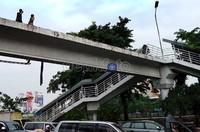 JPO tersebut kini sangat berbahaya karena tanpa pengaman, pasca atap dan pagar JPO tersebut roboh tertiup angin kencang. Rengga Sancaya/detikcom.