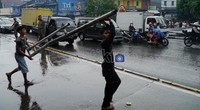 Warga membantu mengevakuasi potongan-potongan besi yang menutupi jalan tersebut. Rengga Sancaya/detikcom.