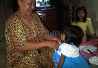 Karin kini ditinggal di rumah neneknya di Jl KH Harun Nafsi Gang Tugul RT 08, Kelurahan Rapak Dalam, Kecamatan Loa Janan Ilir. Sementara ibu kandungnya pergi meninggalkan dirinya. Robert/detikcom.
