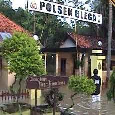 Polsek Blega dan Ratusan Rumah Warga Terendam Banjir 