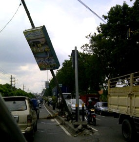 Tiang Listrik di Tengah Jalan Raya Buduran Nyaris Ambruk