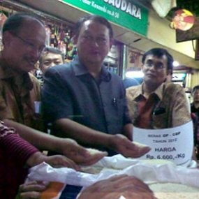 Tekan Harga Beras, Pemerintah Gelar Operasi Pasar dan Raskin