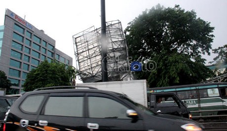 Dirlantas Polda Metro Pantau Pembersihan Baliho & Pohon Tumbang