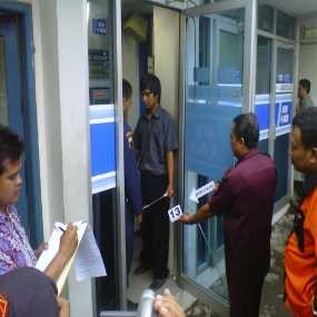 Polisi Reka Ulang Perampokan Mobil Pengisi ATM di Semarang