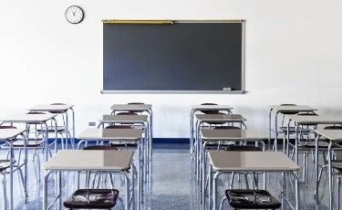 Kasihan! Anak TK Dipaksa Gurunya Merangkak ke Kelas