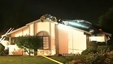 Wow! Ada Mobil Terparkir di Atap Rumah