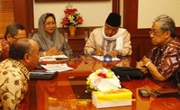 Menurut Ketua Umum PBNU Said Aqil Siradj, NU tidak pernah bilang kalau merokok itu haram. Selama ini, NU memperbolehkan orang merokok