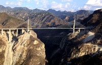 Jembatan Baluarte yang memiliki tinggi 403 meter ini berdiri diatas jurang yang dalam di pengunungan di Sierra Madre, Meksiko bagian utara. Reuters/Alfredo Guerrero/Mexico Presidency/Handout.