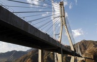 Pembukaan jembatan yang memiliki panjang 1.124 meter merupakan bagian dari peringatan 200 tahun kemerdekaan Meksiko, yang sebelumnya dijajah Spanyol. Reuters/Stringer.