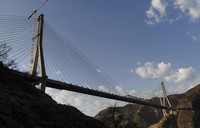 Ketinggian jembatan Baluarte ini mengalahkan rekor jembatan tertinggi sebelumnya, yaitu Millau Viaduct di Prancis yang memiliki ketinggian 343 meter. Reuters/Stringer.