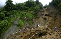 Longsor ini terjadi di sebuah desa terpencil di dekat kota Pantukan, Mindanao, Filipina, Kamis (5/1/2012). Reuters/Stringer.