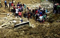 Warga berusaha mencari korban yang tertimbun longsoran. Reuters/Philippine Army/Handout.