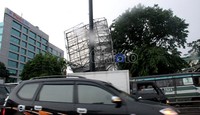 Papan reklame yang berada di depan Panin Life, Jalan S Parman, Jakarta roboh.