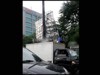 Hujan deras disertai angin puting beliung mengakibatkan arus lalu lintas di Jalan S Parman macet.