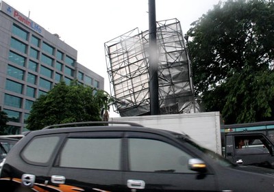Papan Reklame Roboh Diterjang Puting Beliung