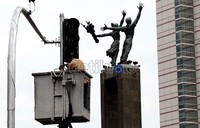 Selain lampu lalu-lintas, DPRD DKI Jakarta mendesak Dinas Pekerjaan Umum (DPU) segera menuntaskan perbaikan jalan rusak dan berlubang di seluruh Jakarta.