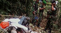 Serpihan pesawat tersebut tercecer disejumlah tempat. Bahkan 3 serpihan sayap pesawat nyangsang alias tersangkut di pohon bambu, yang berjarak sekitar 500 meter dari lokasi jatuhnya pesawat. Parwito/detikcom.