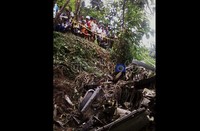 Puing pesawat tersebut kini jadi tontonan warga. Parwito/detikcom.