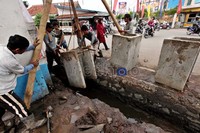 Memasuki bulan Januari, BMKG sudah mewanti-wanti bahaya banjir akibat curah hujan tinggi. Saluran air dan drainase perlu diperbaiki guna mencegah genangan air dan mampet.