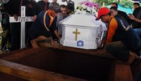 Jenazah almarhum Dr. Andrias Karel Melhianus Keiluhu (Kace) dimakamkan. Rengga Sancaya/detikcom.