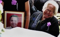 Ibunda almarhum tidak kuasa menahan tangis saat anaknya dimakamkan. Rengga Sancaya/detikcom.